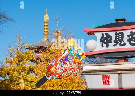 Japanische Schlachtschiff ist bei Nakamise-dor im Sensoji Tempel Asakusa dekoriert. Stockfoto