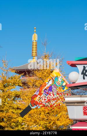 Japanische Schlachtschiff ist bei Nakamise-dor im Sensoji Tempel Asakusa dekoriert. Stockfoto