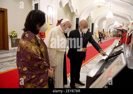 Bagdad, Irak. März 2021, 05th. Der irakische Präsident Barham Salih und Papst Franziskus treffen sich am Freitag, den 5. März 2021 im Präsidentenpalast während der historischen Reise des Papstes in Bagdad, Irak.Foto vom Büro des irakischen Präsidenten/UPI Quelle: UPI/Alamy Live News Stockfoto