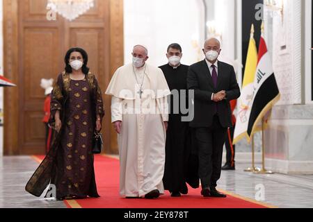 Bagdad, Irak. März 2021, 05th. Der irakische Präsident Barham Salih (R) und Papst Franziskus treffen sich im Präsidentenpalast während der historischen Papstreise in Bagdad, Irak, am Freitag, den 5. März 2021 Foto vom Büro des irakischen Präsidenten/UPI Quelle: UPI/Alamy Live News Stockfoto
