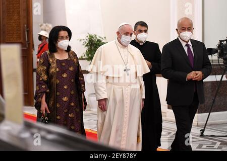 Bagdad, Irak. März 2021, 05th. Der irakische Präsident Barham Salih (R) und Papst Franziskus treffen sich im Präsidentenpalast während der historischen Papstreise in Bagdad, Irak, am Freitag, den 5. März 2021 Foto vom Büro des irakischen Präsidenten/UPI Quelle: UPI/Alamy Live News Stockfoto