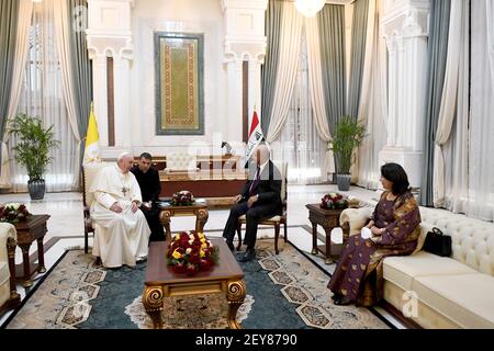 Bagdad, Irak. März 2021, 05th. Der irakische Präsident Barham Salih (C) und Papst Franziskus treffen sich im Präsidentenpalast während der historischen Papstreise in Bagdad, Irak, am Freitag, den 5. März 2021 Foto vom Büro des irakischen Präsidenten/UPI Quelle: UPI/Alamy Live News Stockfoto