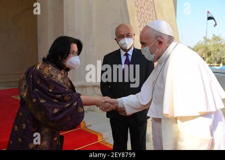 Bagdad, Irak. März 2021, 05th. Der irakische Präsident Barham Saleh (C) begrüßt Papst Franziskus am Freitag, den 5. März 2021 in Bagdad', Irak.Foto vom Büro des irakischen Präsidenten/UPI Quelle: UPI/Alamy Live News Stockfoto