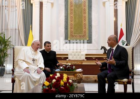 Bagdad, Irak. März 2021, 05th. Der irakische Präsident Barham Salih und Papst Franziskus treffen sich am Freitag, den 5. März 2021 im Präsidentenpalast während der historischen Reise des Papstes in Bagdad, Irak.Foto vom Büro des irakischen Präsidenten/UPI Quelle: UPI/Alamy Live News Stockfoto