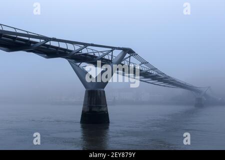 Londons Millennium Bridge an einem nebligen Morgen Stockfoto