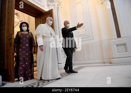 Bagdad, Irak. März 2021, 05th. Der irakische Präsident Barham Salih und Papst Franziskus treffen sich am Freitag, den 5. März 2021, im Präsidentenpalast während der historischen Reise des Papstes in Bagdad, Irak. Foto vom Büro des irakischen Präsidenten/UPI Credit: UPI/Alamy Live News Stockfoto