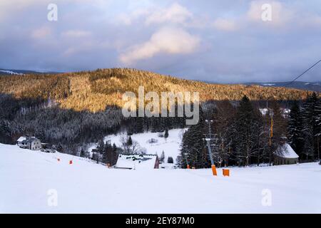 Stoned t-bar Surface Lift auf verlassenen leeren Skipiste, Ende der Skisaison und Quarantäne-Konzept, Riesengebirge, Tschechische Republik Stockfoto