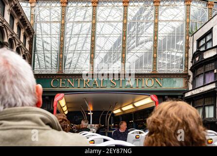 Glasgow City Sightseeing Hop on Hop off Open Top Bus unter dem Central Station Bogen und Schild, Glasgow, Schottland, Großbritannien Stockfoto