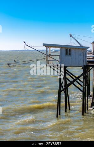 Royan in Frankreich, typische Hütten auf Stelzen an der Küste Stockfoto