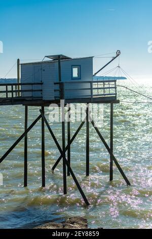 Royan in Frankreich, typische Hütten auf Stelzen an der Küste Stockfoto