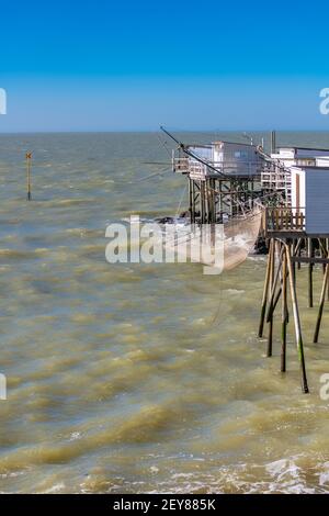 Royan in Frankreich, typische Hütten auf Stelzen an der Küste Stockfoto