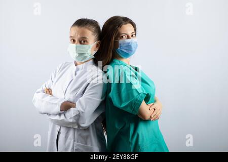 Zwei Krankenschwestern in medizinischen Masken Blick auf die Kamera Stockfoto