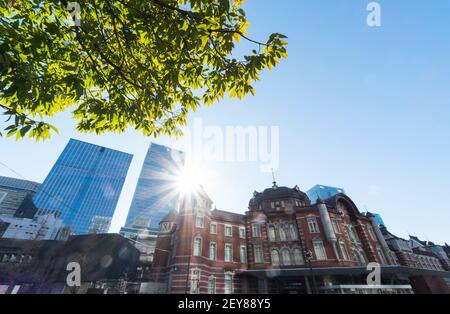 Sonnenuntergang beleuchtet die Kaminarimon-Dori Straße und Gebäude in Asakusa, Taito-ku Tokyo. Stockfoto