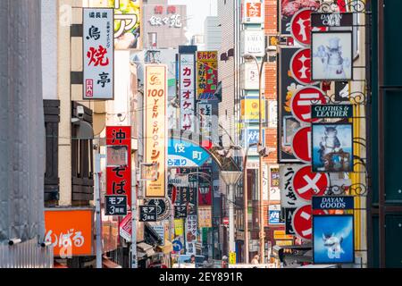 Viele Restaurants Schild auf beiden Seiten der Straße in Kabukicho Shinjuku. Stockfoto