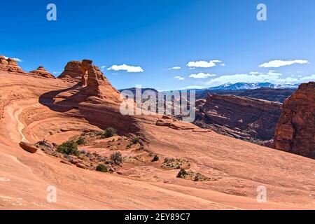 Arches Nationalpark an sonnigen Tag blauen Himmel Wolken Reise Ziel Touristenort Südwesten hochalpine Wüste amerika szenischen Zielort Ort. Stockfoto