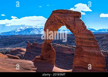 Arches Nationalpark an sonnigen Tag blauen Himmel Wolken Reise Ziel Touristenort Südwesten hochalpine Wüste amerika szenischen Zielort Ort. Stockfoto