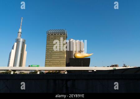 Tokyo Skytree hinter Tokyo Expressway hinter dem Sumida River Tokyo. Stockfoto