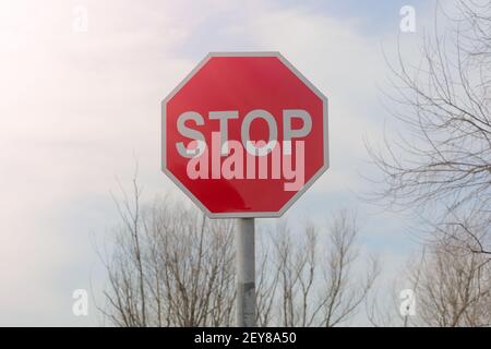 Stoppschild. Warnung für Fahrer auf gefährlichem Straßenabschnitt. Stockfoto