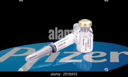 Schlesien, Polen, März 2021: Pfizer Coronavirus-Impfstoff in Ampulle und Spritze auf schwarzem Hintergrund. Impfstoff für das COVID-19-Viruskonzept. Ampulle Stockfoto