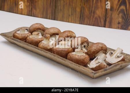 Braune königliche Champignons aus der Nähe. Selektiver Fokus. Stockfoto