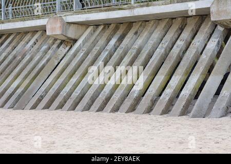 Betonpfähle Befestigung an der Küste. Bau von Fußgängerstraße entlang der Küste angehoben. Stockfoto