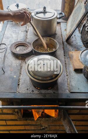 Handwerkliche Kaffeeröstung in Filandia, Quindío, Kolumbien Stockfoto