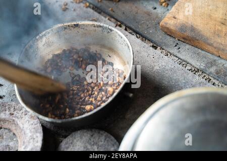 Handwerkliche Kaffeeröstung in Filandia, Quindío, Kolumbien Stockfoto