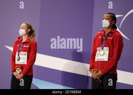 Belgier Noor Vidts und Belgier Nafissatou Nafi Thiam auf dem Podium nach dem Fünfkampf bei den Leichtathletik-Halleneuropameisterschaften, in To Stockfoto