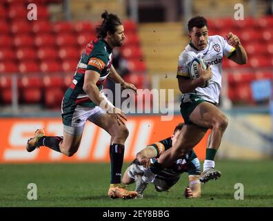 Will Joseph von London Irish (rechts) wurde von Leicester Tigers' Kobus van Wyk (links) und Freddie Steward (Mitte) während des Spiels der Gallagher Premiership im Welford Road Stadium, Leicester, angegangen. Bilddatum: Freitag, 5. März 2021. Stockfoto