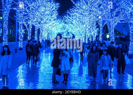 Eine Menschenmenge geht hinunter und macht Fotos in der Blue Cave Keyaki Namik, die von Millionen Blue LED Lights im Shibuya Tokyo beleuchtet wird. Stockfoto