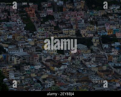 Luftbild Stadtbild Panorama der Skyline von Quito bunte Häuser Gebäude Armut Slums von El Panecillo Berg Ecuador Südamerika Stockfoto