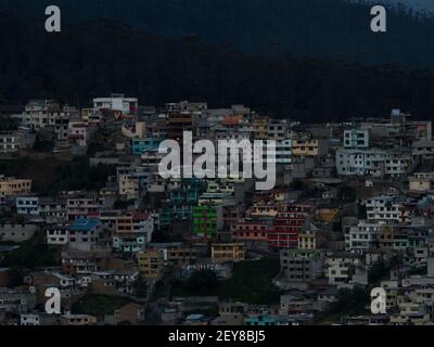 Luftbild Stadtbild Panorama der Skyline von Quito bunte Häuser Gebäude Armut Slums von El Panecillo Berg Ecuador Südamerika Stockfoto