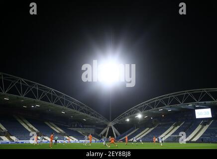 Der Fraizer Campbell von Huddersfield Town (Mitte links) und Tom Sang von Cardiff City (Mitte rechts) kämpfen während des Sky Bet Championship-Spiels im John Smith's Stadium, Huddersfield, um den Ball. Bilddatum: Freitag, 5. März 2021. Stockfoto