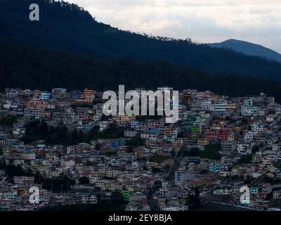 Luftbild Stadtbild Panorama der Skyline von Quito bunte Häuser Gebäude Armut Slums von El Panecillo Berg Ecuador Südamerika Stockfoto