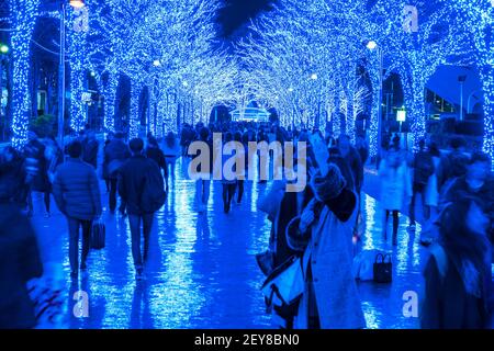 Eine Menschenmenge geht hinunter und macht Fotos in der Blue Cave Keyaki Namik, die von Millionen Blue LED Lights im Shibuya Tokyo beleuchtet wird. Stockfoto