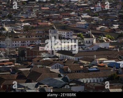 Luftbild Stadtbild Panorama der weißen Kirche Kathedrale Basilika La Merced in Quito Skyline alten historischen Stadtkern Gebäude von Basilica del Voto Nacio Stockfoto