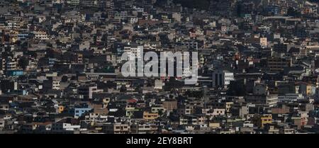 Luftbild Stadtbild Panorama der Skyline von Quito bunte Häuser Gebäude Armut Slums von El Panecillo Berg Ecuador Südamerika Stockfoto