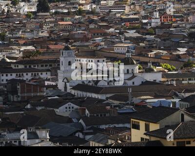 Luftbild Stadtbild Panorama der weißen Kirche Kathedrale Basilika La Merced in Quito Skyline alten historischen Stadtkern Gebäude von Basilica del Voto Nacio Stockfoto