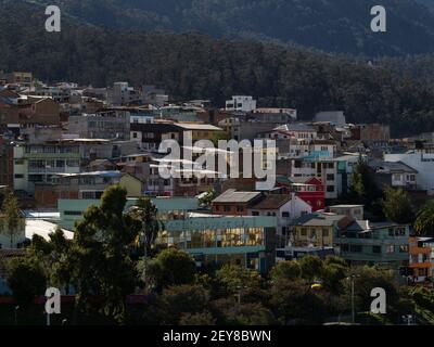 Luftbild Stadtbild Panorama der Skyline von Quito bunte Häuser Gebäude Armut Slums von El Panecillo Berg Ecuador Südamerika Stockfoto