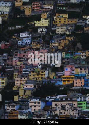 Luftbild Stadtbild Panorama der Skyline von Quito bunte Häuser Gebäude Armut Slums von El Panecillo Berg Ecuador Südamerika Stockfoto