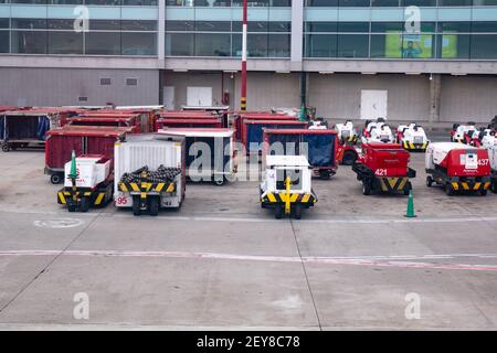 Bogota, Kolumbien - Februar 25 2021: Gepäckwagen oder andere Autos an der Seite des Flughafens geparkt Stockfoto