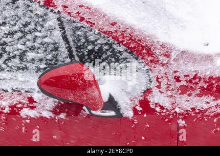 Eine Nahaufnahme eines modernen roten Autos in der Schnee und Frost im Winter im Freien geparkt Stockfoto