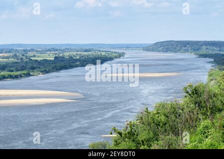 Weichsel bei Grudziadz Luftaufnahme. Niedriger Wasserstand, sichtbare Schwärme. Hügelige postglaziale Landschaft. Polen, Europa. Stockfoto