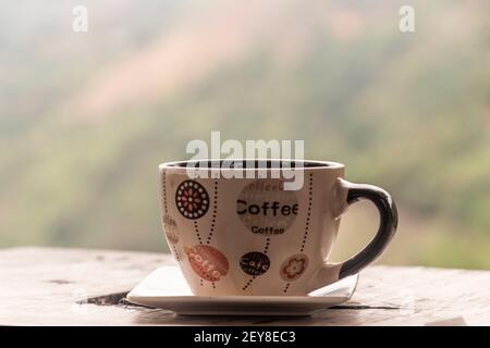 Eine Nahaufnahme einer Kaffeetasse auf dem Tisch Stockfoto