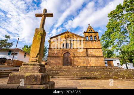 Kirche und Kreuz von Santa Barbara in Barichara, Santander, Kolumbien Stockfoto