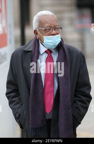 London, England, Großbritannien. März 2021, 5th. Der trinidadianisch-britische Zeitungsleser und Journalist Sir TREVOR MCDONALD OBE ist vor der Nationalgalerie zu sehen. Kredit: Tayfun Salci/ZUMA Wire/Alamy Live Nachrichten Stockfoto