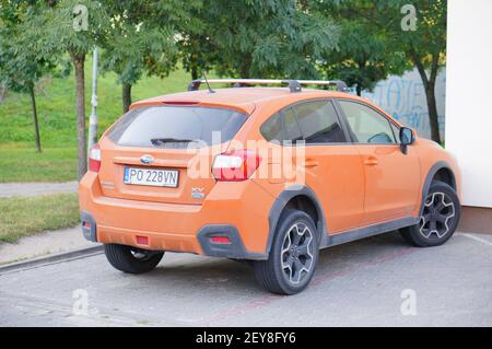 POZNAN, POLEN - 08. Sep 2016: Orange Ford Focus Auto auf einem Parkplatz geparkt Stockfoto