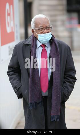 London, England, Großbritannien. März 2021, 5th. Der trinidadianisch-britische Zeitungsleser und Journalist Sir TREVOR MCDONALD OBE ist vor der Nationalgalerie zu sehen. Kredit: Tayfun Salci/ZUMA Wire/Alamy Live Nachrichten Stockfoto