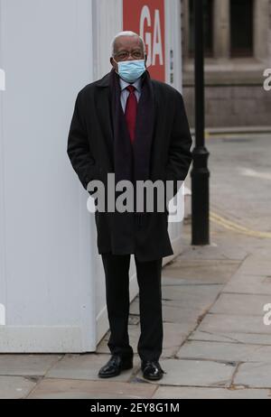 London, England, Großbritannien. März 2021, 5th. Der trinidadianisch-britische Zeitungsleser und Journalist Sir TREVOR MCDONALD OBE ist vor der Nationalgalerie zu sehen. Kredit: Tayfun Salci/ZUMA Wire/Alamy Live Nachrichten Stockfoto