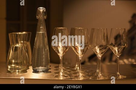 Weingläser an der Theke. Stockfoto
